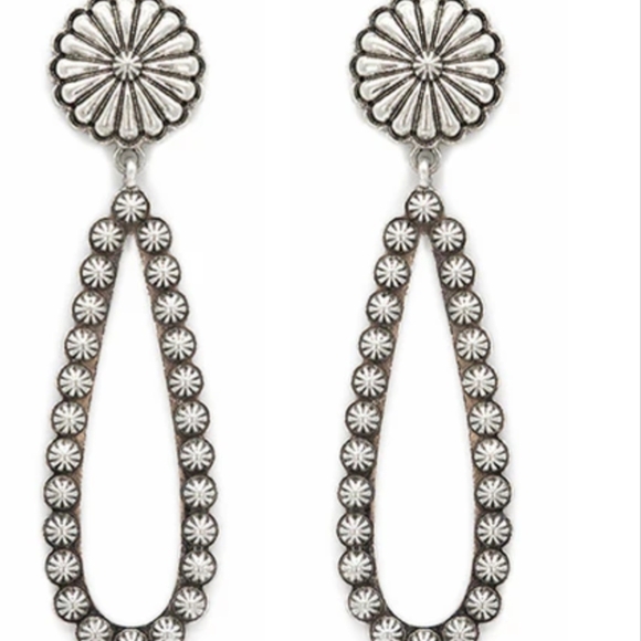 Vintage-Inspired Silver Floral Earrings - Picture 3 of 3